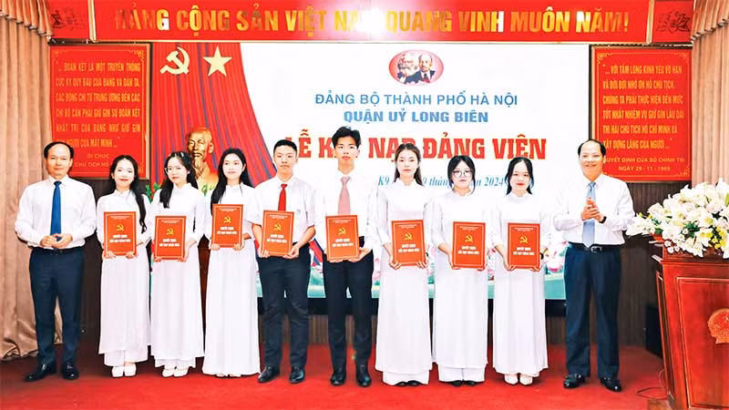 Đại diện Ban Tuyên giáo Thành ủy Hà Nội và Quận ủy Long Biên trao Quyết định kết nạp Đảng cho các đảng viên mới.