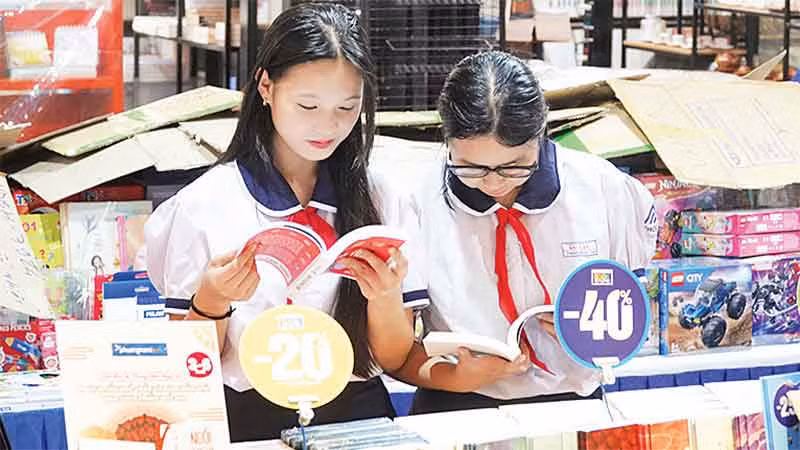 Độc giả đến tìm sách mới tại Hội sách thiếu nhi Thành phố Hồ Chí Minh 2024.