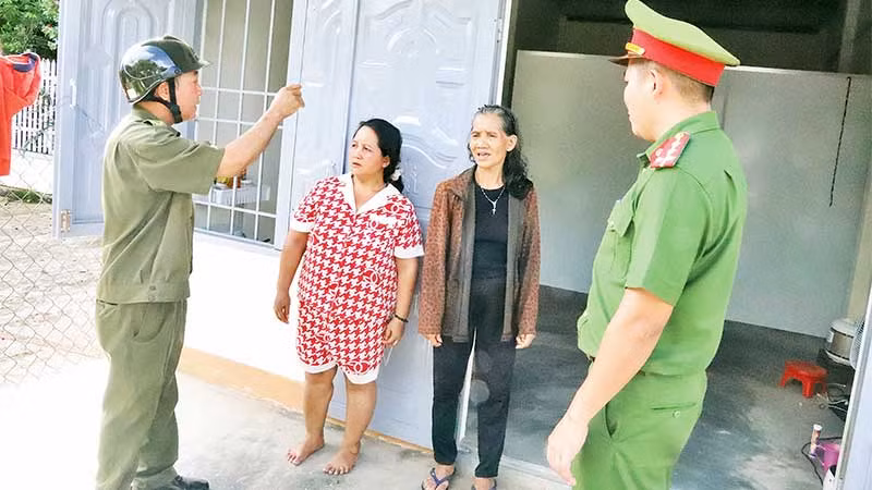 Ông Trịnh Văn Mười (ngoài cùng bên trái), Tổ trưởng bảo vệ an ninh trật tự buôn Đung (xã Cư Êbur, TP Buôn Ma Thuột) cùng công an xã tuyên truyền, vận động nhân dân.