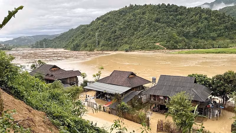 Hàng chục ngôi nhà của người dân bản Lĩnh, bản Mường Pồn 1 (Điện Biên) ngập trong biển nước. Hàng chục ngôi nhà của người dân bản Lĩnh, bản Mường Pồn 1 (Điện Biên) ngập trong biển nước.