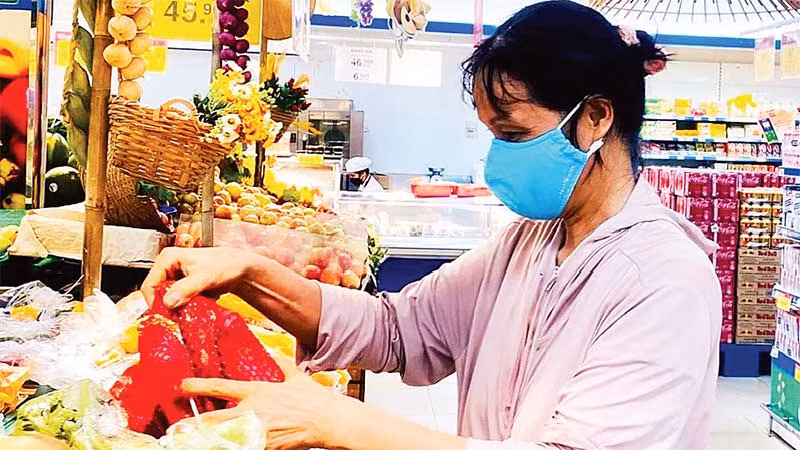 Khách hàng mua sắm tại siêu thị Co.op Mart.