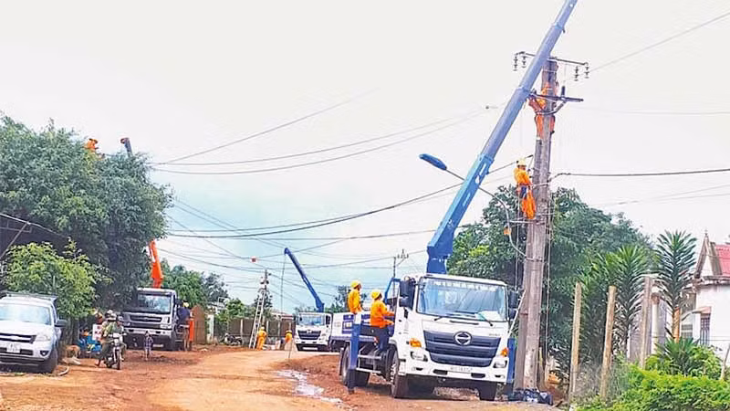 Điện lực Gia Lai đưa điện lưới về vùng khó khăn, góp phần xây dựng nông thôn mới. Điện lực Gia Lai đưa điện lưới về vùng khó khăn, góp phần xây dựng nông thôn mới.