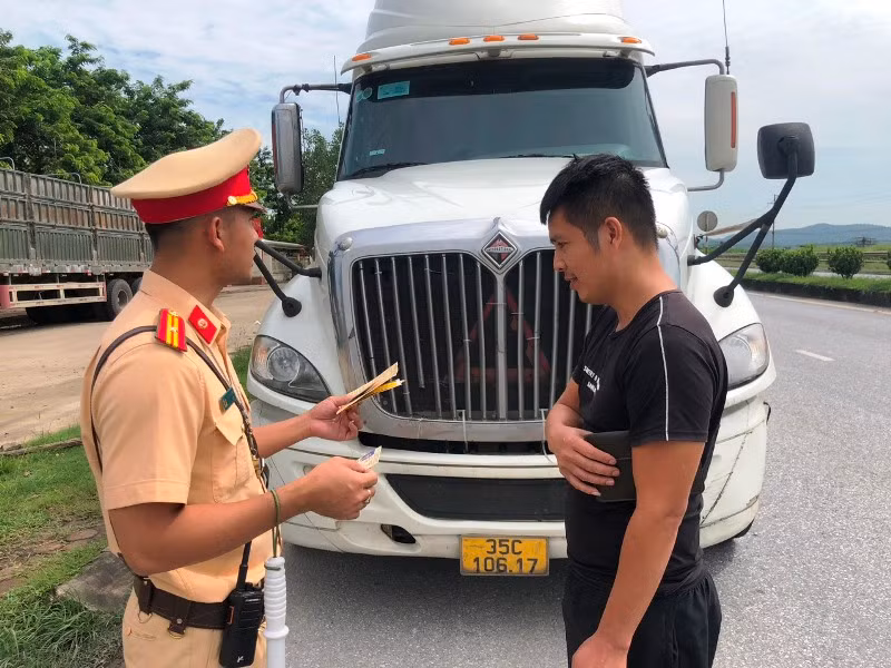 Công an huyện Hậu Lộc kiểm tra phương tiện chở hàng hóa bằng container.
