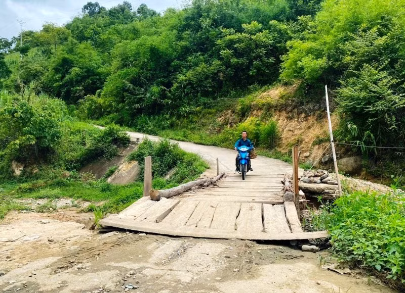 Người dân địa phương hiện lưu hành qua cầu tạm bằng gỗ. Người dân địa phương hiện lưu hành qua cầu tạm bằng gỗ.