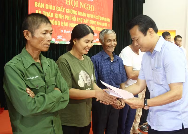 Trưởng Ban Dân vận, Chủ tịch Ủy ban Mặt trận Tổ quốc thành phố Thanh Hóa trao Giấy chứng nhận quyền sử dụng đất cho các hộ vạn chài, lên bờ định cư. Trưởng Ban Dân vận, Chủ tịch Ủy ban Mặt trận Tổ quốc thành phố Thanh Hóa trao Giấy chứng nhận quyền sử dụng đất cho các hộ vạn chài, lên bờ định cư.