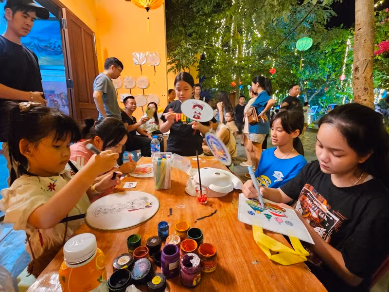 Thiếu nhi hứng thú chơi vẽ tranh. Thiếu nhi hứng thú chơi vẽ tranh.