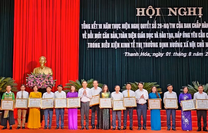 Lãnh đạo tỉnh Thanh Hóa trao tặng Bằng khen cho các cá nhân có thành tích xuất sắc. Lãnh đạo tỉnh Thanh Hóa trao tặng Bằng khen cho các cá nhân có thành tích xuất sắc.