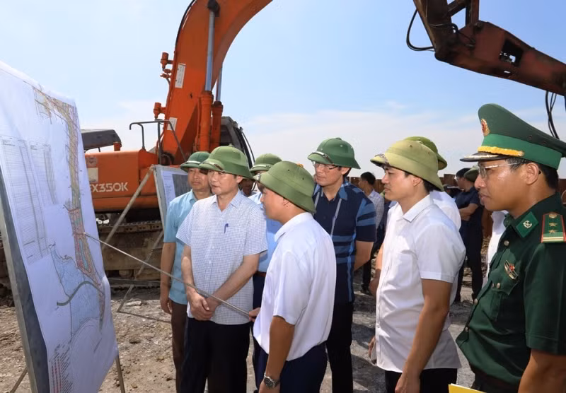 Lãnh đạo tỉnh Thanh Hóa nghe báo cáo tiến độ thực hiện dự án chống sạt lở, xâm thực bờ biển khu vực Lạch Hới, thuộc xã Hoằng Phụ, huyện Hoằng Hoá. Lãnh đạo tỉnh Thanh Hóa nghe báo cáo tiến độ thực hiện dự án chống sạt lở, xâm thực bờ biển khu vực Lạch Hới, thuộc xã Hoằng Phụ, huyện Hoằng Hoá.