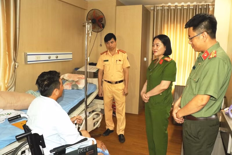 Lãnh đạo Công an tỉnh Thanh Hóa ân cần hỏi thăm sức khỏe, động viên đồng đội đang điều trị thương tích.