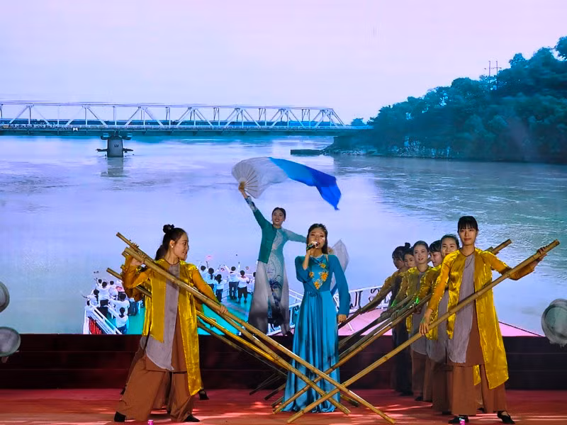 Tiết mục hát múa ngợi ca Thanh Hóa anh hùng. Tiết mục hát múa ngợi ca Thanh Hóa anh hùng.