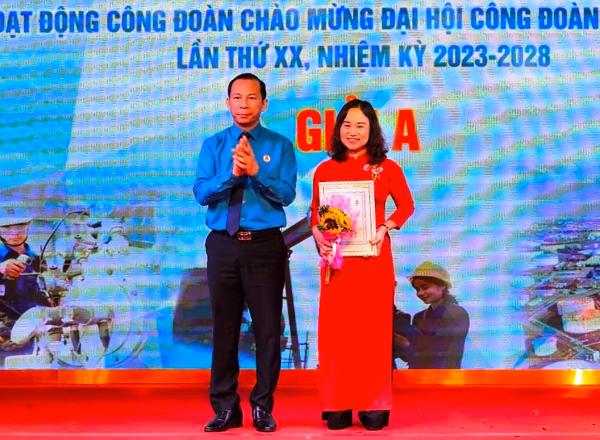 Chủ tịch Liên đoàn Lao động tỉnh Thanh Hóa trao giải A cho tác giả có tác phẩm đoạt giải. Chủ tịch Liên đoàn Lao động tỉnh Thanh Hóa trao giải A cho tác giả có tác phẩm đoạt giải.