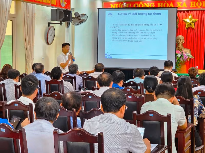 Đại diện doanh nghiệp trao đổi, hướng dẫn sử dụng vaccine phòng dịch tả lợn châu Phi. Đại diện doanh nghiệp trao đổi, hướng dẫn sử dụng vaccine phòng dịch tả lợn châu Phi.