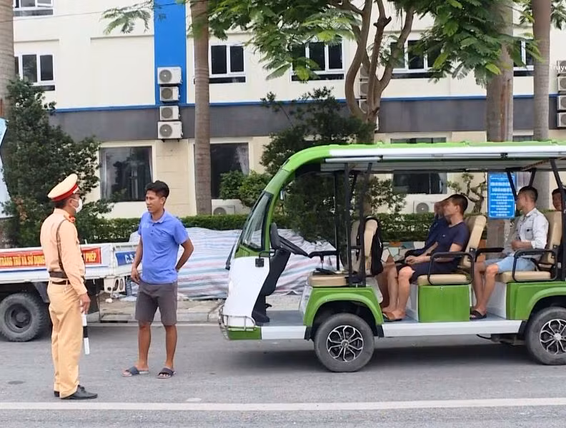 Cảnh sát giao thông kiểm tra hoạt động dịch vụ vận tải bằng xe điện ở Khu du lịch Hải Tiến, huyện Hoằng Hóa.