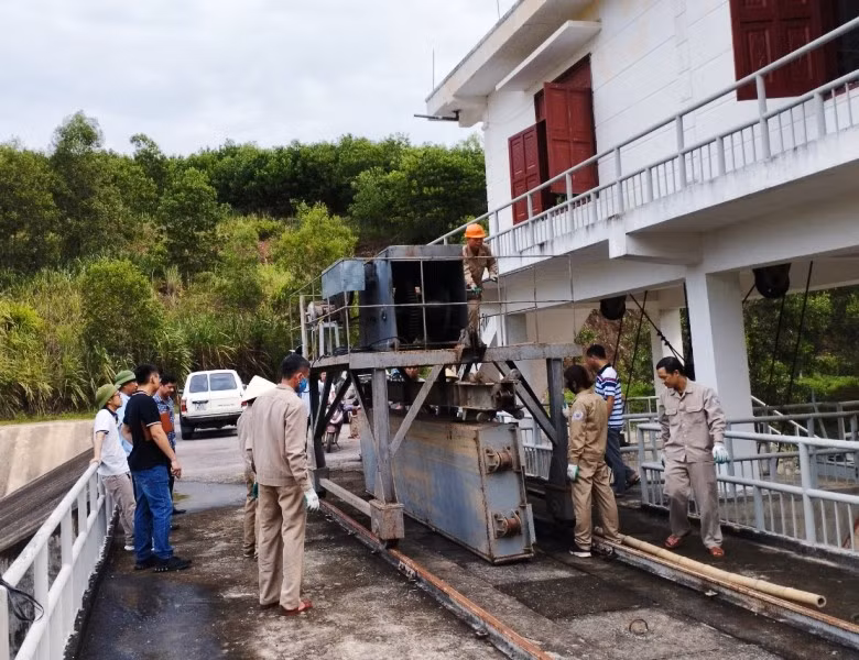 Công nhân Công ty TNHH MTV Sông Chu vận hành thử thiết bị ở Công trình thủy lợi.