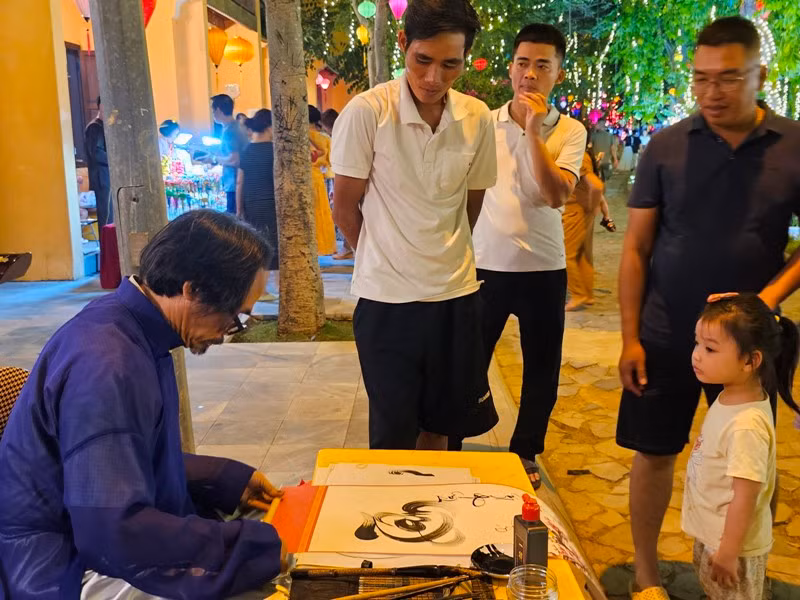 Tái hiện tục tặng chữ ngày xuân. Tái hiện tục tặng chữ ngày xuân.