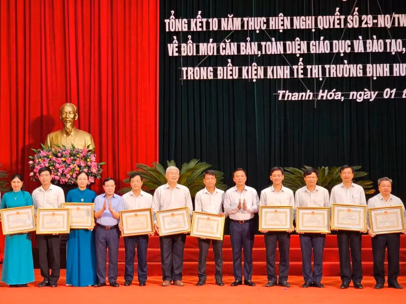 Lãnh đạo tỉnh Thanh Hóa trao tặng Bằng khen cho các tập thể có thành tích xuất sắc trong thực hiện Nghị quyết 29-NQ/TW.