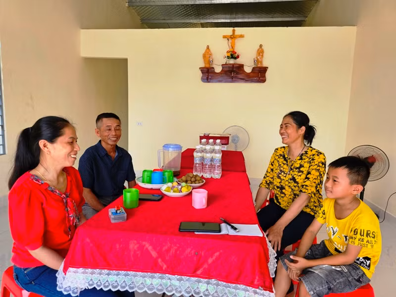 Niềm vui của một hộ vạn chài, lên bờ tái định cư. Niềm vui của một hộ vạn chài, lên bờ tái định cư.