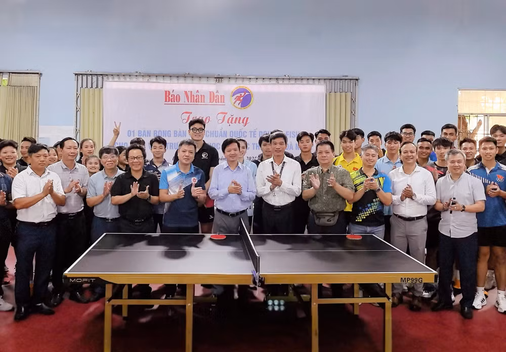 Ban tổ chức giải, nhà tài trợ Mofit, Công ty cổ phần Văn hóa đọc và học Việt Nam, chụp ảnh lưu niệm với ban lãnh đạo và tập thể Trường đại học Thể dục Thể thao Đà Nẵng.