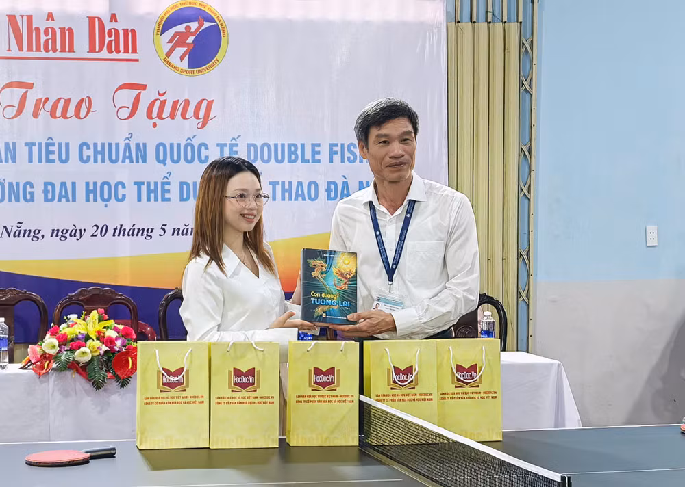 Đại diện Công ty cổ phần Văn hóa đọc và học Việt Nam trao tặng sách cho Trường đại học Thể dục Thể thao Đà Nẵng.