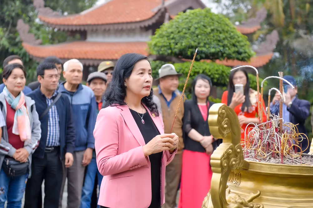 Các đại biểu dâng hương tại Nhà tưởng niệm Chủ tịch Hồ Chí Minh (khu ATK Định Hoá, Thái Nguyên).