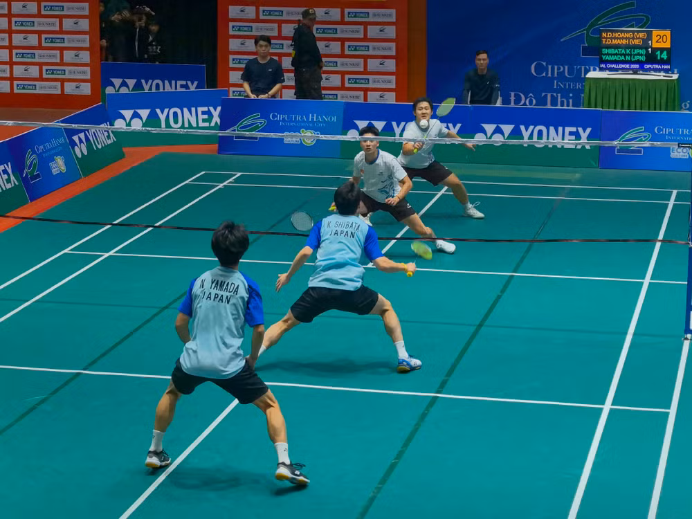 Pha cầu quyết định, khép lại chiến thắng 2-1 của hai tay vợt Đình Mạnh và Đình Hoàng
