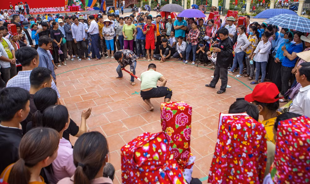 Thi đẩy gậy, môn thể thao thể hiện sức mạnh và sự khéo léo của thanh niên người Dao. Thi đẩy gậy, môn thể thao thể hiện sức mạnh và sự khéo léo của thanh niên người Dao.