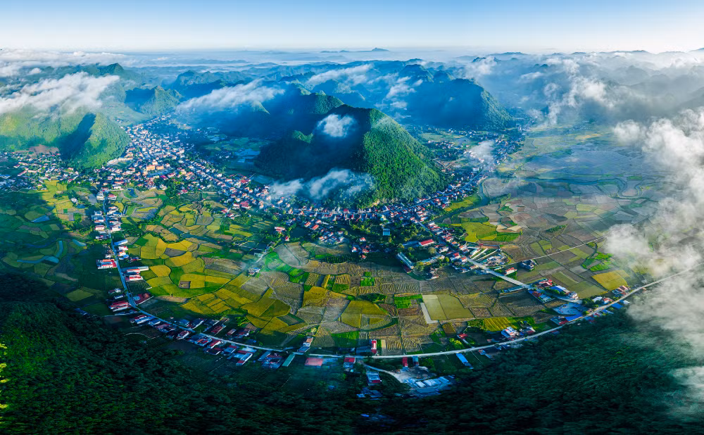 Làng Quỳnh Sơn nằm trong thung lũng, ở độ cao hơn 600m, giữa các dãy núi đá vôi cho nên quanh năm nhiều sương mù, mây phủ. (Ảnh: VĂN TRƯỜNG).