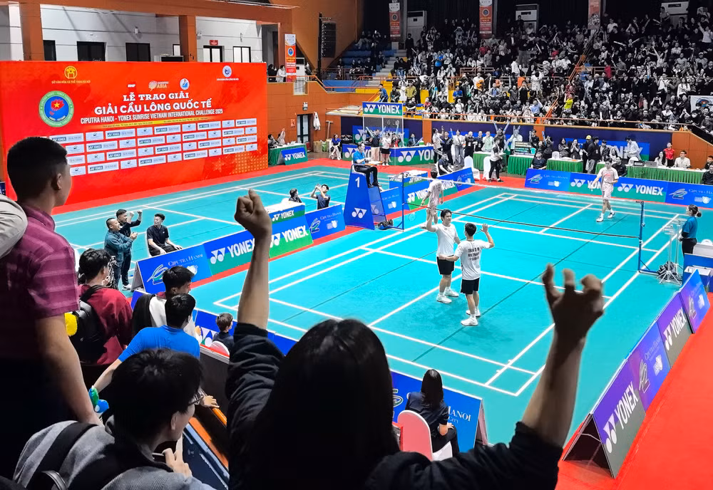 Đông đảo khán giả ngồi kín khán đài cổ vũ cho cặp tay vợt Nguyễn Đình Hoàng, Trần Đình Mạnh.
