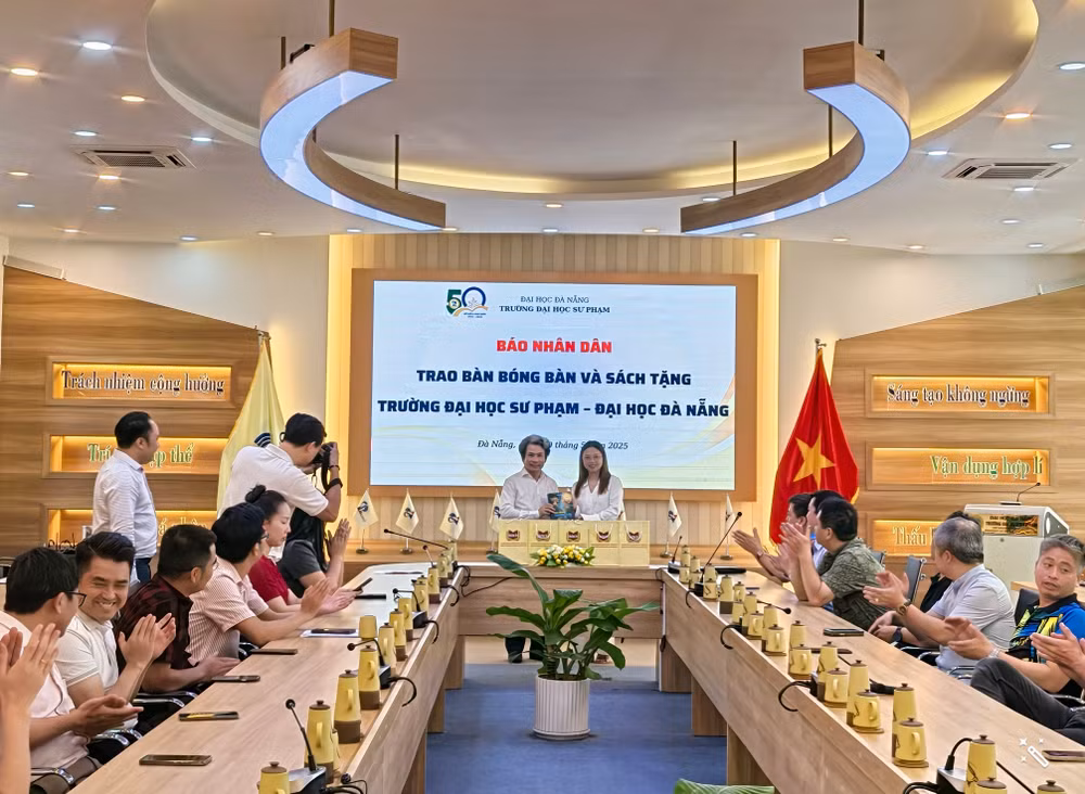 Đại diện Công ty cổ phần Văn hóa đọc và học Việt Nam trao tặng sách cho Trường đại học Sư phạm, Đại học Đà Nẵng.