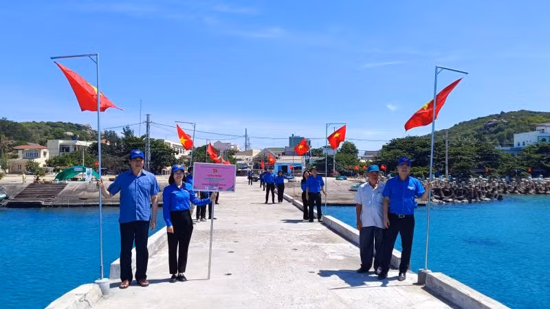 Trung ương Đoàn trao tặng công trình “Đường cờ Tổ quốc” trên đảo Nhơn Châu.