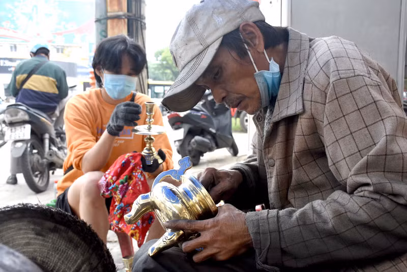 Ông Nguyễn Xuân Phước và con trai tỉ mẩn chăm chút từng món đồ. Ông Nguyễn Xuân Phước và con trai tỉ mẩn chăm chút từng món đồ.