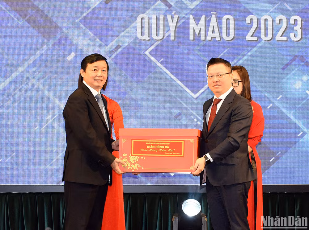 Phó Thủ tướng Trần Hồng Hà trao tặng quà cho Báo Nhân Dân.