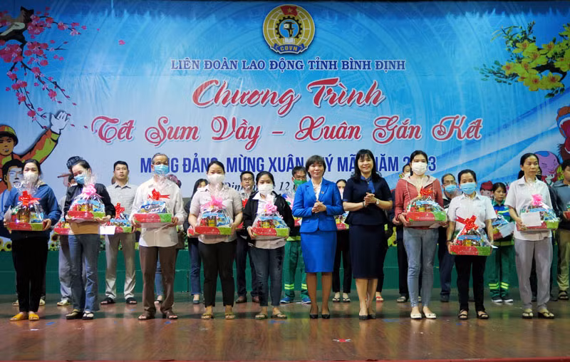 Liên đoàn Lao động tỉnh Bình Định đã trao 5.675 suất quà cho đoàn viên, công nhân viên chức lao động có hoàn cảnh khó khăn trên địa bàn tỉnh với số tiền hơn 3,4 tỷ đồng. Liên đoàn Lao động tỉnh Bình Định đã trao 5.675 suất quà cho đoàn viên, công nhân viên chức lao động có hoàn cảnh khó khăn trên địa bàn tỉnh với số tiền hơn 3,4 tỷ đồng.