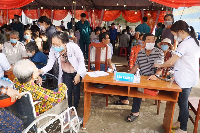 Các bác sĩ Bệnh viện Hòa Hảo - Medic Cần Thơ khám bệnh, phát thuốc miễn phí cho người dân xã Long Bình.