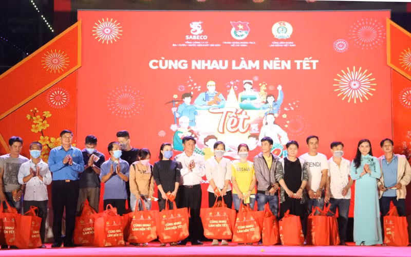 Trao tặng quà cho công nhân lao động tại Chương trình “Cùng nhau làm nên Tết”.