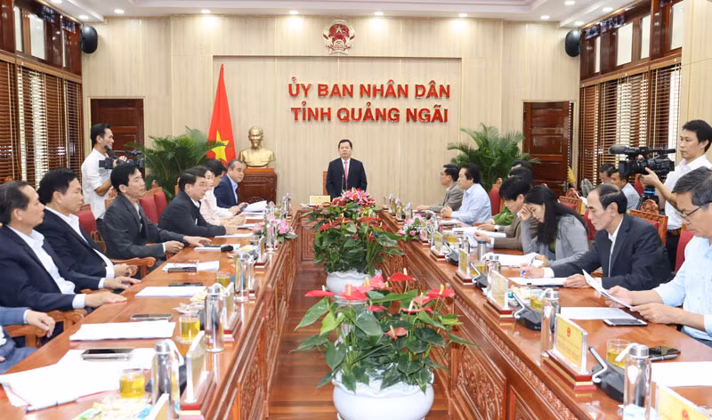 Chủ tịch Ủy ban nhân dân tỉnh Quảng Ngãi Đặng Văn Minh phát biểu tại cuộc họp.