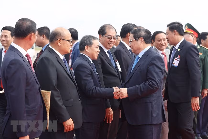 Lễ tiễn Thủ tướng Phạm Minh Chính tại sân bay Quốc tế Wattay, thủ đô Vientiane. (Ảnh: Dương Giang/TTXVN)