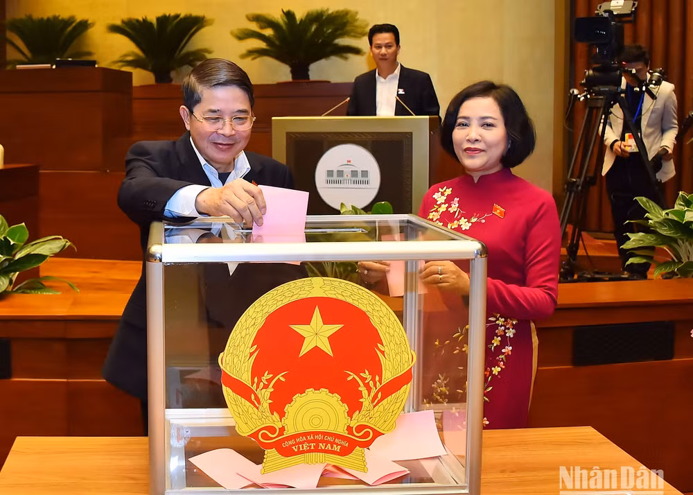 Các đồng chí lãnh đạo Quốc hội bỏ phiếu phê chuẩn việc bổ nhiệm nhân sự Phó Thủ tướng Chính phủ nhiệm kỳ 2021-2026. Các đồng chí lãnh đạo Quốc hội bỏ phiếu phê chuẩn việc bổ nhiệm nhân sự Phó Thủ tướng Chính phủ nhiệm kỳ 2021-2026.