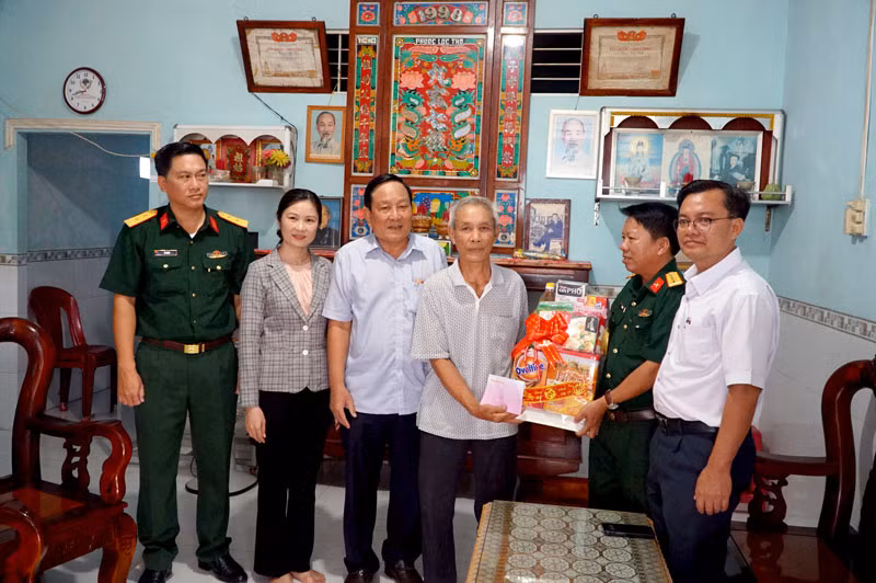 Ban Chỉ đạo Tết Quân-Dân thăm, tặng quà chúc Tết gia đình chính sách.