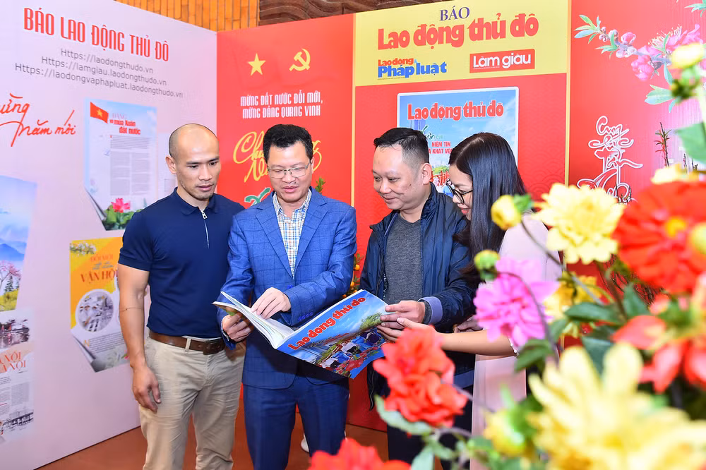 Hội báo Xuân Quý Mão - Hà Nội 2023 là dịp để các phóng viên, biên tập viên các cơ quan thông tấn, báo chí Trung ương và thành phố Hà Nội cùng độc giả Thủ đô có cơ hội gặp gỡ, giao lưu trong những ngày đầu năm mới 2023.