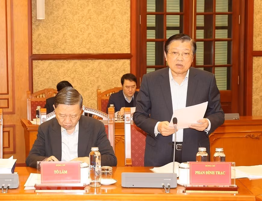 Ông Phan Đình Trạc, Ủy viên Bộ Chính trị, Bí thư Trung ương Đảng, Trưởng Ban Nội chính Trung ương, Phó Trưởng Ban Thường trực Ban Chỉ đạo Trung ương về phòng, chống tham nhũng, tiêu cực phát biểu tại phiên họp. (Ảnh: Trí Dũng/TTXVN) Ông Phan Đình Trạc, Ủy viên Bộ Chính trị, Bí thư Trung ương Đảng, Trưởng Ban Nội chính Trung ương, Phó Trưởng Ban Thường trực Ban Chỉ đạo Trung ương về phòng, chống tham nhũng, tiêu cực phát biểu tại phiên họp. (Ảnh: Trí Dũng/TTXVN)