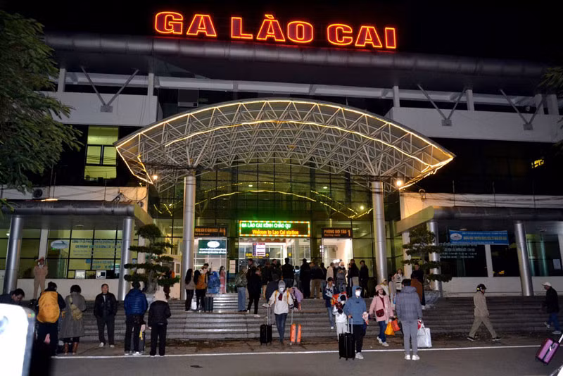 Từ Ga Lào Cai du khách quốc tế đến Khu du lịch quốc gia Sa Pa đón năm mới. Từ Ga Lào Cai du khách quốc tế đến Khu du lịch quốc gia Sa Pa đón năm mới.