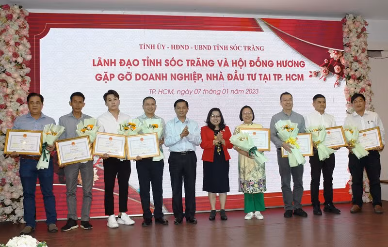 Lãnh đạo tỉnh Sóc Trăng tặng Bằng khen cho các doanh nghiệp đã có nhiều đóng góp an sinh xã hội cho tỉnh Sóc Trăng. Lãnh đạo tỉnh Sóc Trăng tặng Bằng khen cho các doanh nghiệp đã có nhiều đóng góp an sinh xã hội cho tỉnh Sóc Trăng.