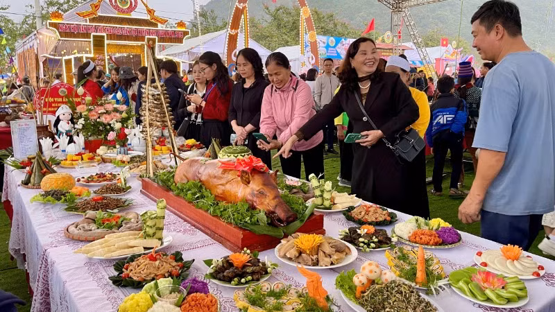 Tại ngày hội, các đoàn tuyển đã đem đến Hội thi ẩm thực những món ăn đặc sắc của đồng bào các dân tộc huyện Nho Quan như: bánh cằm nặp, bánh sườn bò; sườn cuốn lá bưởi; cơm sắn, cơm ngô, xôi nương; rau đồ, cá suối nướng… Đây là những món ăn truyền thống thường xuất hiện trong các bữa cơm của người dân tộc Mường tại Cúc Phương, Quảng Lạc, Sơn Lai… trong những dịp Tết, lễ hội của địa phương. Tại ngày hội, các đoàn tuyển đã đem đến Hội thi ẩm thực những món ăn đặc sắc của đồng bào các dân tộc huyện Nho Quan như: bánh cằm nặp, bánh sườn bò; sườn cuốn lá bưởi; cơm sắn, cơm ngô, xôi nương; rau đồ, cá suối nướng… Đây là những món ăn truyền thống thường xuất hiện trong các bữa cơm của người dân tộc Mường tại Cúc Phương, Quảng Lạc, Sơn Lai… trong những dịp Tết, lễ hội của địa phương.