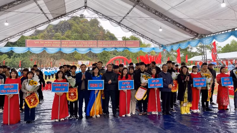 Ban tổ chức trao cờ lưu niệm và tặng hoa cho các đơn vị tham gia. Ban tổ chức trao cờ lưu niệm và tặng hoa cho các đơn vị tham gia.