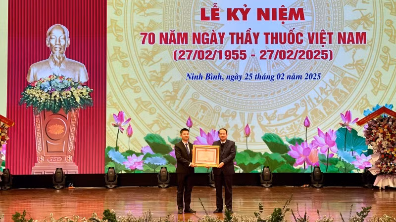 Đồng chí Mai Văn Tuất, Phó Bí thư Thường trực Tỉnh ủy, Chủ tịch Hội đồng nhân dân tỉnh Ninh Bình trao Bằng khen của Thủ tướng Chính phủ cho ông Nguyễn Huy Lợi, Phó Trưởng phòng Tổ chức-Hành chính Sở Y tế tỉnh Ninh Bình.