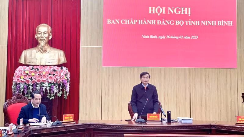 Đồng chí Bí thư Tỉnh ủy Ninh Bình Đoàn Minh Huấn phát biểu tại hội nghị.