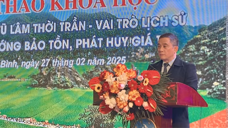 Phó Giáo sư, Tiến sĩ Nguyễn Tiến Vinh, Viện trưởng Viện Trần Nhân Tông (Đại học Quốc gia Hà Nội) báo cáo đề dẫn tại hội thảo.
