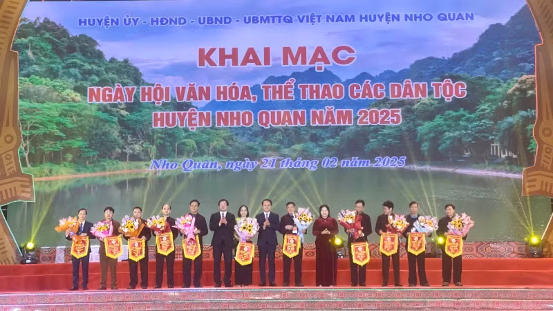 Ban tổ chức trao cờ lưu niệm cho 11 đoàn tuyển tham dự ngày hội năm nay. Ban tổ chức trao cờ lưu niệm cho 11 đoàn tuyển tham dự ngày hội năm nay.