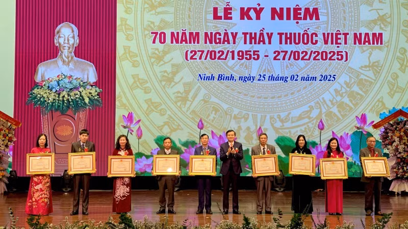 Đồng chí Đoàn Minh Huấn, Ủy viên Trung ương Đảng, Bí thư Tỉnh ủy Ninh Bình trao tặng danh hiệu “Thầy thuốc Ưu tú” của Chủ tịch nước cho các cá nhân ngành Y tế của tỉnh.